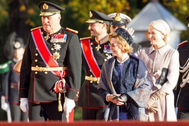 Harald V de Norvège, la reine Sonja, le prince Haakon et Mette-Marit reçoivent le président indien Pranab Mukherjee et sa fille à Oslo, le 13 oc...