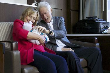 Hillary et Bill Clinton avec leur petite-fille Charlotte, au Lenox Hill Hospital de York, le 27 septembre 2014.