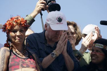 James Cameron et Sigourney Weaver manifestent contre le projet de barrage de Belo Monte à Brasilia, au Brésil, le 12 avril 2010