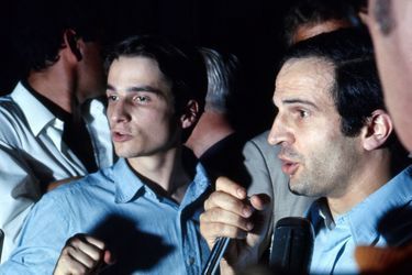 Le 21ème Festival de CANNES 1968 s'arrête. De nombreux cinéastes décrètent l'interruption du festival et occupent la salle : plan de profil de François TRUFFAUT parlant dans un micro aux côtés de Jean-Pierre LEAUD.