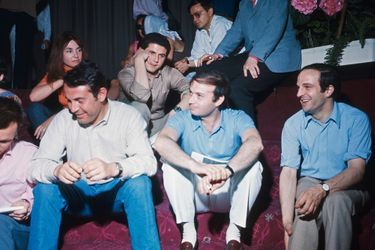 Le 21ème Festival de CANNES 1968 s'arrête. De nombreux cinéastes décrètent l'interruption du festival et occupent la salle : Claude LELOUCH, Claude BERRI , François TRUFFAUT et d'autres personnes assis sur les marches au pied de la scène.