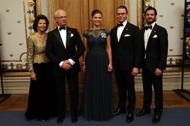 La famille royale de Suède en tenue de soirée pour le souper offert aux membres du Parlement à Stockholm, le 22 octobre 2014
