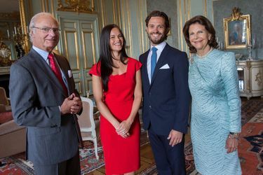 La photo officielle de Carl-Philip et de Sofia Hellqvist à l&#039;annonce de leurs fiançailles, avec le roi Carl XVI Gustav et la reine Silvia