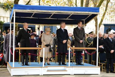La reine Elizabeth II, avec le duc d'Edimbourg, le roi Philippe de Belgique et  le prince William à Londres, le 6 novembre 2014