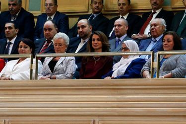 La reine Rania de Jordanie et la princesse Muna Al-Hussein à l’ouverture de la session du Parlement à Amman le 2 novembre 2014