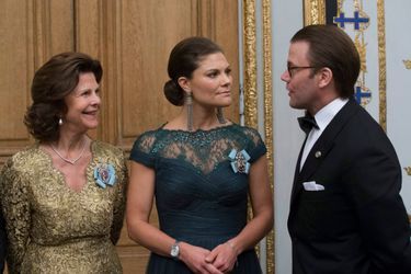 La reine Silvia de Suède, la princesse Victoria et son mari Daniel Westling pour le souper offert aux membres du Parlement à Stockholm, le 22 octo...