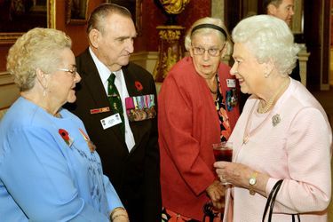 La reine d’Angleterre Elizabeth II reçoit avec le prince Philip des héros détenteurs de la Victoria Cross et de la George Cross au palais de Bu...