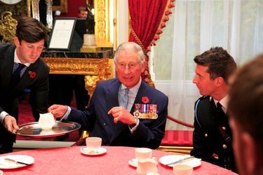 Le prince Charles prend le thé avec des héros détenteurs de la Victoria Cross et de la George Cross à Londres, le 27 octobre 2014