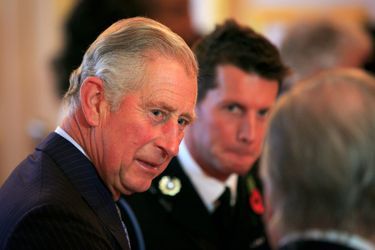 Le prince Charles prend le thé avec des héros détenteurs de la Victoria Cross et de la George Cross à Londres, le 27 octobre 2014