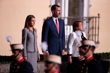 Le roi Felipe VI d’Espagne et la reine Letizia reçoivent Michelle Bachelet au palais du Pardo à Madrid, le 29 octobre 2014