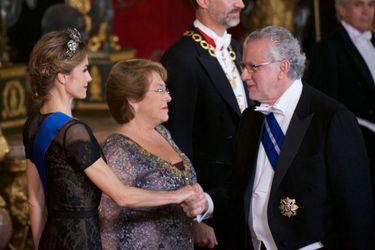 Le roi Felipe VI d’Espagne et la reine Letizia reçoivent Michelle Bachelet au palais royal à Madrid, le 29 octobre 2014