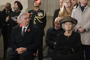 Le roi Philippe de Belgique et la princesse Beatrix des Pays-Bas au mémorial de la porte de Menin à Ypres, le 28 octobre 2014