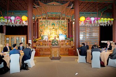 Le roi Willem-Alexander des Pays-Bas et la reine Maxima participent à un séminaire dans le Temple Jeonggak de l&#039;Université Dongguk, le 3 novembre...