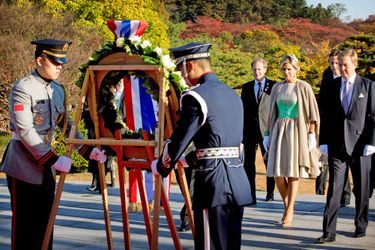 Le roi Willem-Alexander des Pays-Bas et la reine Maxima participent à une cérémonie au Cimetière national de Séoul, le 3 novembre 2014