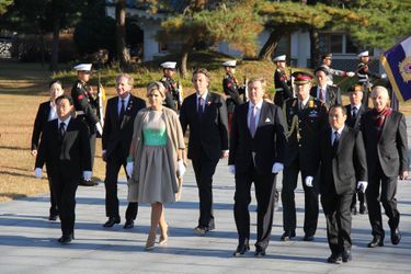 Le roi Willem-Alexander des Pays-Bas et la reine Maxima participent à une cérémonie au Cimetière national de Séoul, le 3 novembre 2014