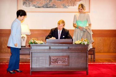 Le roi Willem-Alexander des Pays-Bas et la reine Maxima sont reçus par Park Geun-hye à Séoul, le 3 novembre 2014 