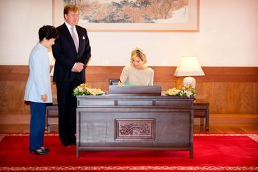 Le roi Willem-Alexander des Pays-Bas et la reine Maxima sont reçus par Park Geun-hye à Séoul, le 3 novembre 2014 