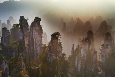 Dans la province d&#039;Hunan, &quot;la montagne du fils du ciel&quot; surplombe un étonnant paysage de vieux rochers qui s&#039;étendent sur 65 km2. Pour les adeptes de sensations fortes, un pont de verre permet d’explorer le paysage à 1400 m d’altitude.