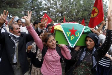 Les funérailles des quatre combattantes kurdes ont eu lieu à Suruc, en Turquie