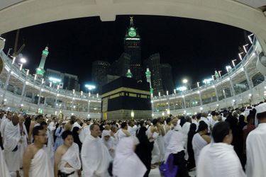 Les pèlerins prient autour de la Kaaba de la Grande Mosquée