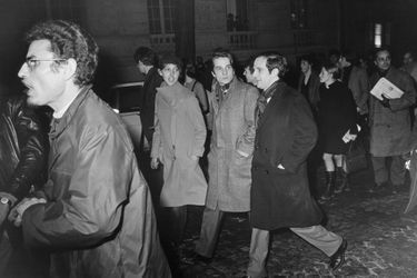 Le 8 février 1968, Henri Langlois a été limogé de la Cinémathèque française par décision gouvernementale. Le 14, 3 000 personnes manifestent en sa faveur sur l&#039;esplanade de Chaillot, et se heurtent aux forces de l&#039;ordre : sur la photo, François TRUFFAUT, Jean-Pierre LEAUD et Anne WIAZEMSKY.
