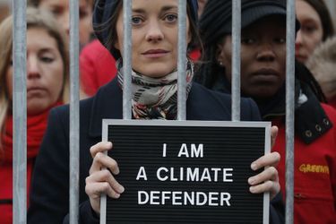 Marion Cotillard manifeste avec Greenpeace à Paris pour la libération des activistes détenus en Russie, le 15 novembre 2013