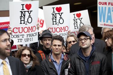 Mark Ruffalo et Josh Fox manifestent à New York contre la fracturation hydraulique, le 30 novembre 2011