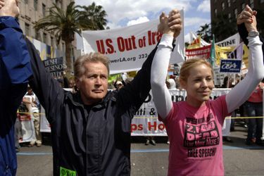 Martin Sheen et Maria Bello manifestent à Los Angeles contre la guerre en Irak, le 18 mars 2006