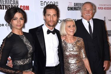 Matthew McConaughey entouré de son épouse, Camila, de sa mère, Kay, et de son beau-père, C.J. Carlig 
