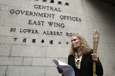 Mia Farrow manifeste devant le gouvernement de Hong Kong pour protester contre la politique chinoise au Soudan, le 2 mai 2008