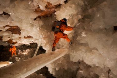 C’est en 2002 que d’étonnantes grottes de cristaux furent découvertes au nord du Mexique, dans le désert de Chihuahua. Ici, s’hérissent les plus grands cristaux jamais répertoriés au monde. Un lieu étonnant à découvrir, pour quiconque entreprend un voyage au Mexique. Situées à 290 mètres en dessous du niveau de la mer, ces grottes font parties des plus grandes découvertes géologiques de ces dernières années. 