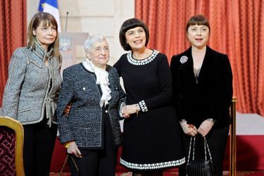 Mireille Mathieu avec sa mère Marcelle et deux de ses soeurs à Paris, le 26 janvier 2011