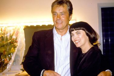 Mireille Mathieu et Alain Delon à Paris, le 17 septembre 1990