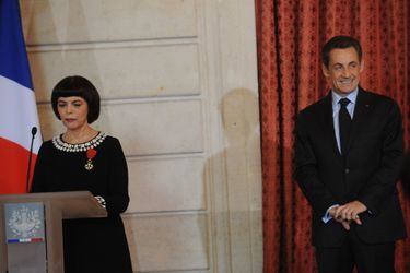 Mireille Mathieu et Nicolas Sarkozy, lors de la remise de sa Légion d&#039;Honneur au Palais de l&#039;Elysée à Paris, le 26 janvier 2011