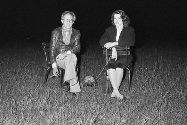 France, Grenoble, 8 mai 1981, pendant le tournage du film "La femme d'à côté", lors d'une soirée de repos, le réalisateur François TRUFFAUT est assis sur une chaise près de l'actrice Fanny ARDANT, à l'époque sa compagne. Elle tient en laisse son chien Golaud, un bichon havanais, qui est couché entre les 2 chaises. François tient un cigare à la main, le couple fixe l'objectif.