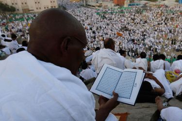 Un pèlerin lit le Coran