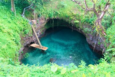 Dans le village de Lotofaga sur l’île d’Upolu, on peut découvrir une étonnante piscine naturelle nommée «Sua Ocean Trench». En réalité, c’est un gigantesque trou de trente mètres de profondeur où l’on retrouve l’eau turquoise de l’océan Pacifique. Le site, entouré de jardins colorés, fait le bonheur des photographes et des promeneurs-plongeurs.