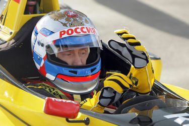 Vladimir Poutine au volant d&#039;une F1 Renault, en novembre 2011
