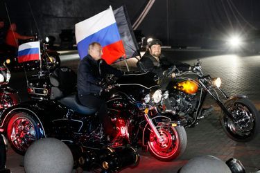 Vladimir Poutine en biker de nuit, en août 2011