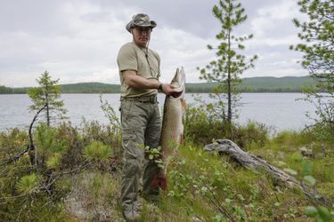 Vladimir Poutine pêche en Sibérie, en juillet 2013
