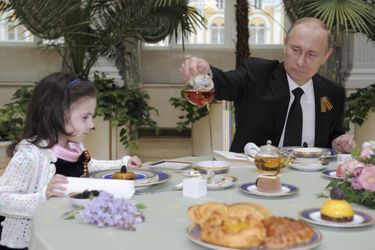 Vladimir Poutine reçoit au Kremlin Sonya, une petite fille atteinte d&#039;un cancer, en mai 2012