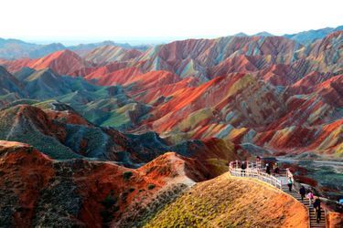 Un paysage féerique. Ces formations rocheuses colorées se trouvent à Zhangye Danxia, dans la province de Gansu en Chine. Grâce à l&#039;érosion ces derniers millénaires, les formations géologiques colorées uniques et surréalistes donnent l&#039;impression de plonger en plein rêve.