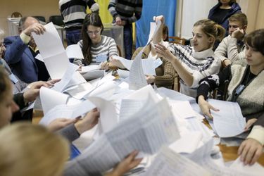 Dépouillement dans un bureau de vote de Kiev