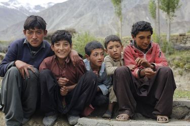 De jeunes garçons habitants un village au coeur de la montagne posent pour le photographe
