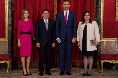 Felipe VI d’Espagne et Letizia reçoivent le président de la République du Honduras et son épouse au Palais royal à Madrid le 1er octobre 2014