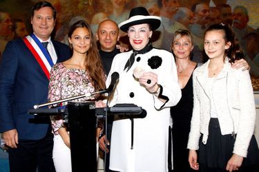 Geneviève de Fontenay avec sa famille et le maire Eric Berdoati, à Saint-Cloud, le 23 septembre 2014.