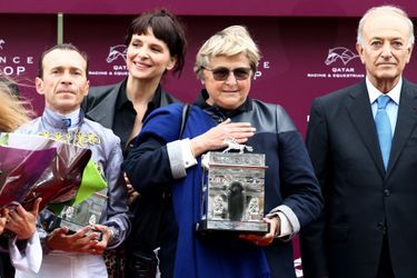 Juliette Binoche et les vainqueurs au Qatar Prix de l’Arc de Triomphe à Paris, le 5 octobre 2014