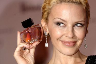 En janvier 2007, Kylie Minogue présentait sa première fragrance, Darling, à Londres. Face au succès rencontré outre-manche et en Australie, la chanteuse a lancé un second parfum, Sweet Darling.