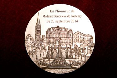 La médaille de la ville de Saint-Cloud remise à Geneviève de Fontenay, le 23 septembre 2014.