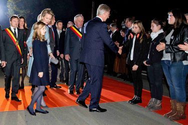 Le roi Philippe de Belgique, la reine Mathilde et la princesse héritière Elisabeth à Ploegsteert, le 17 octobre 2014